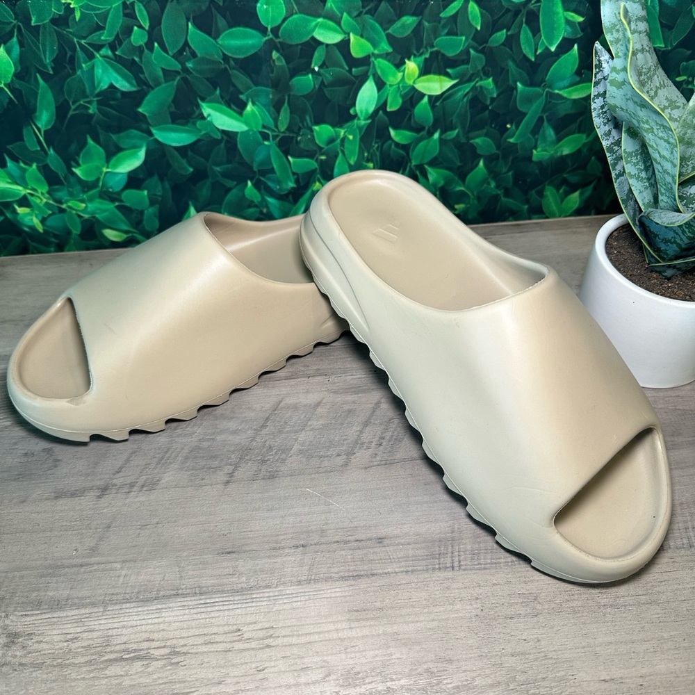 Yeezys color tan size 11